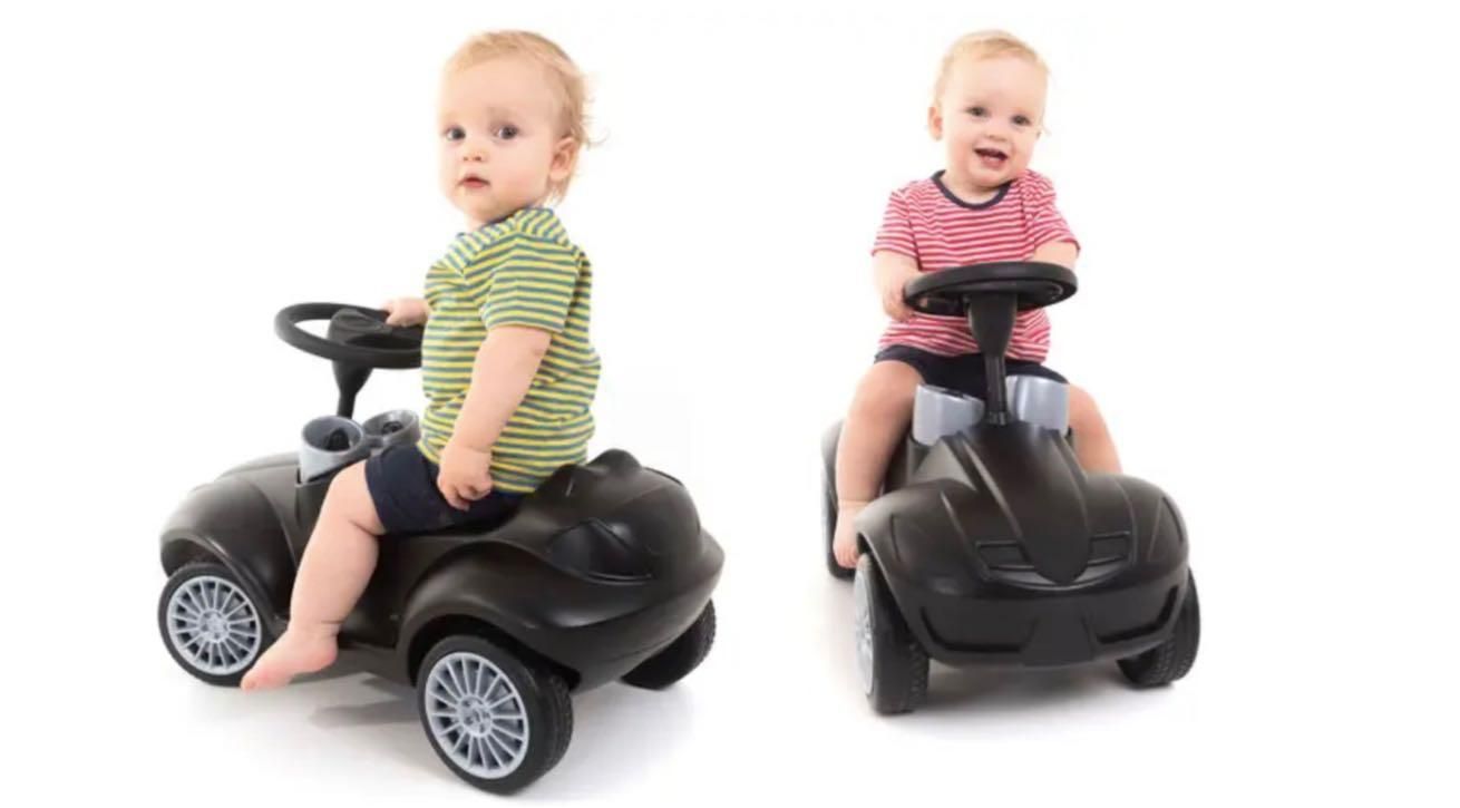 Bambini su macchinine con volante