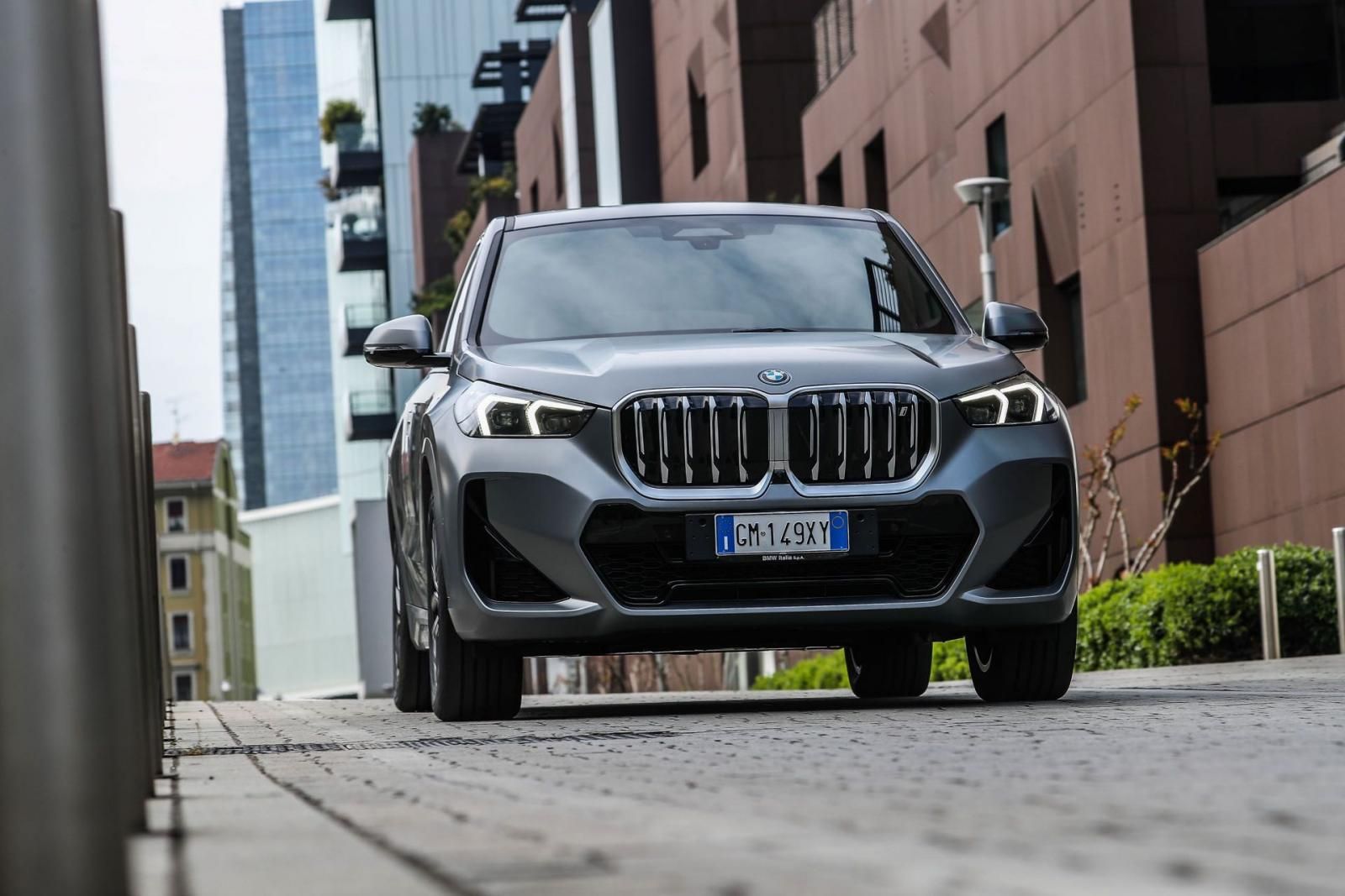 BMW iX1 in città