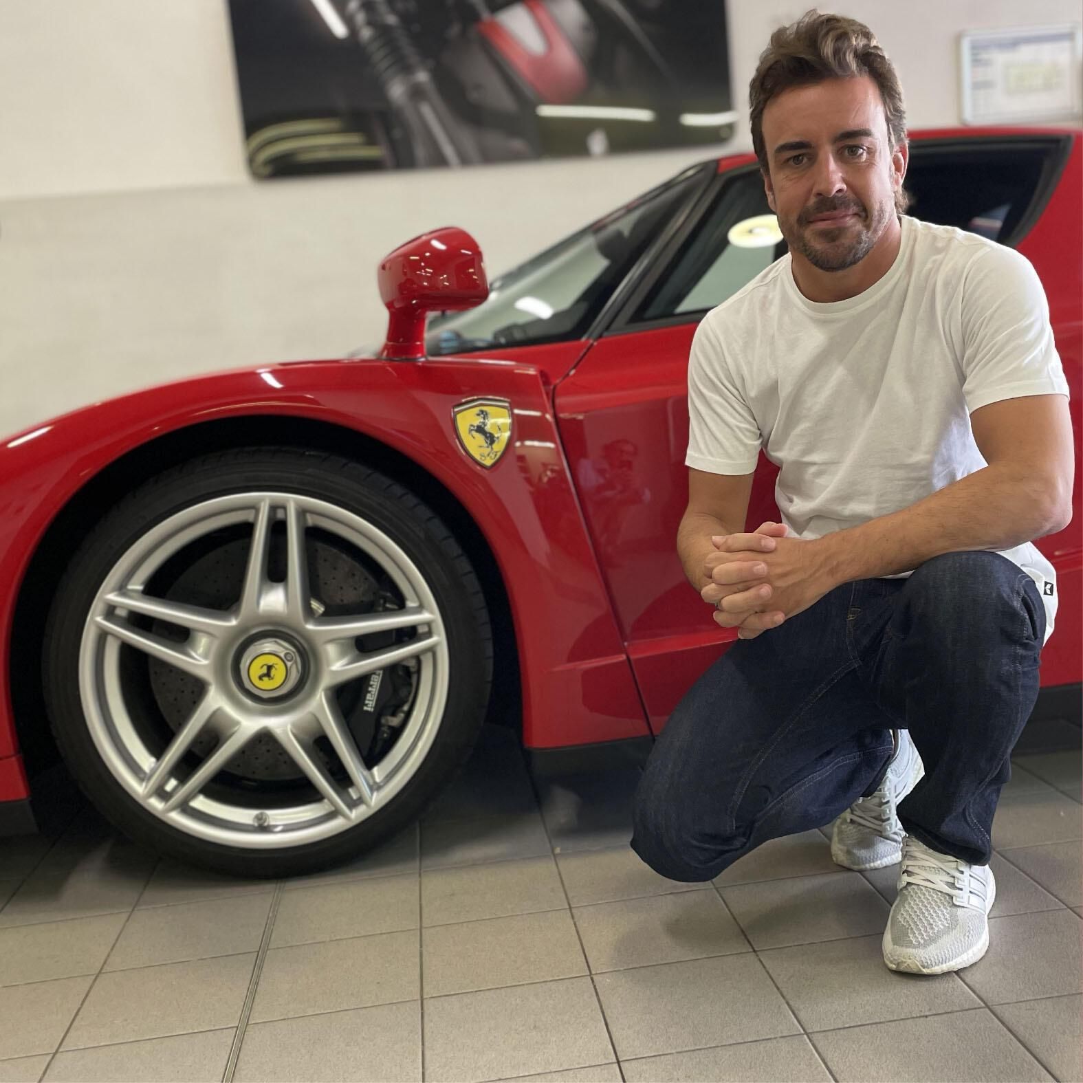 Fernando Alonso accanto alla sua Ferrari Enzo